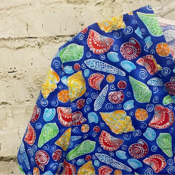 NWT Peaches Blue Seashell Print V Neck Scrub Top - Picture 2 of 5